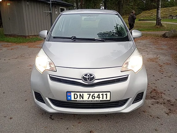 Toyota Verso-S 2011 photo 2