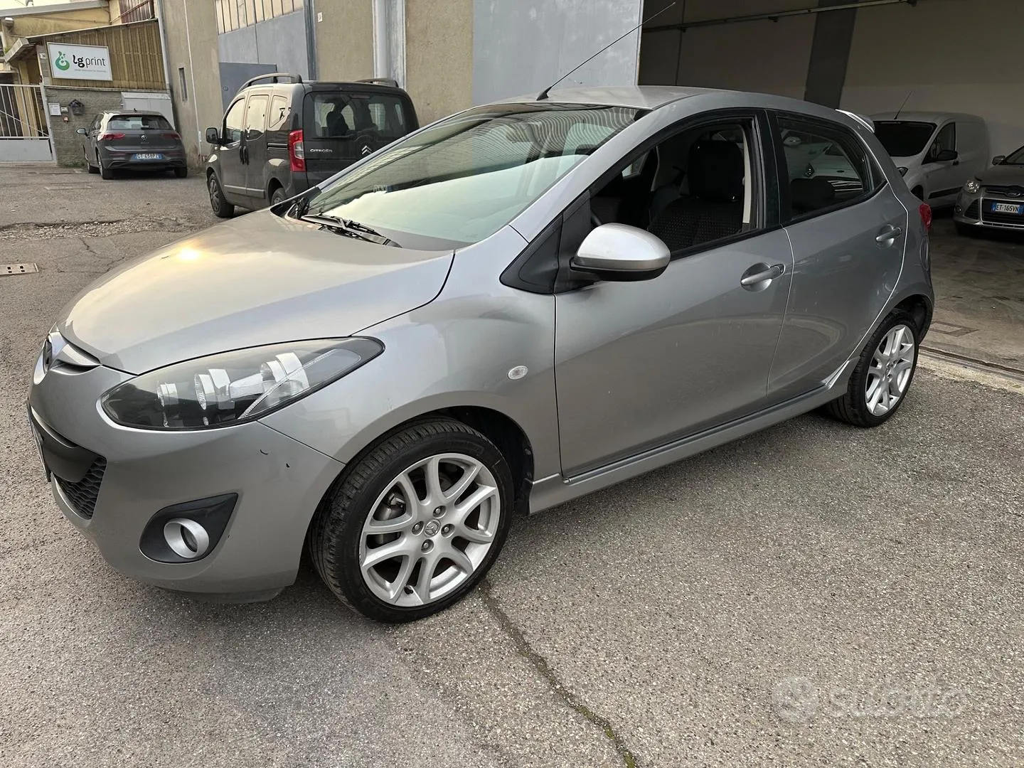 Mazda 2 2011 photo 2