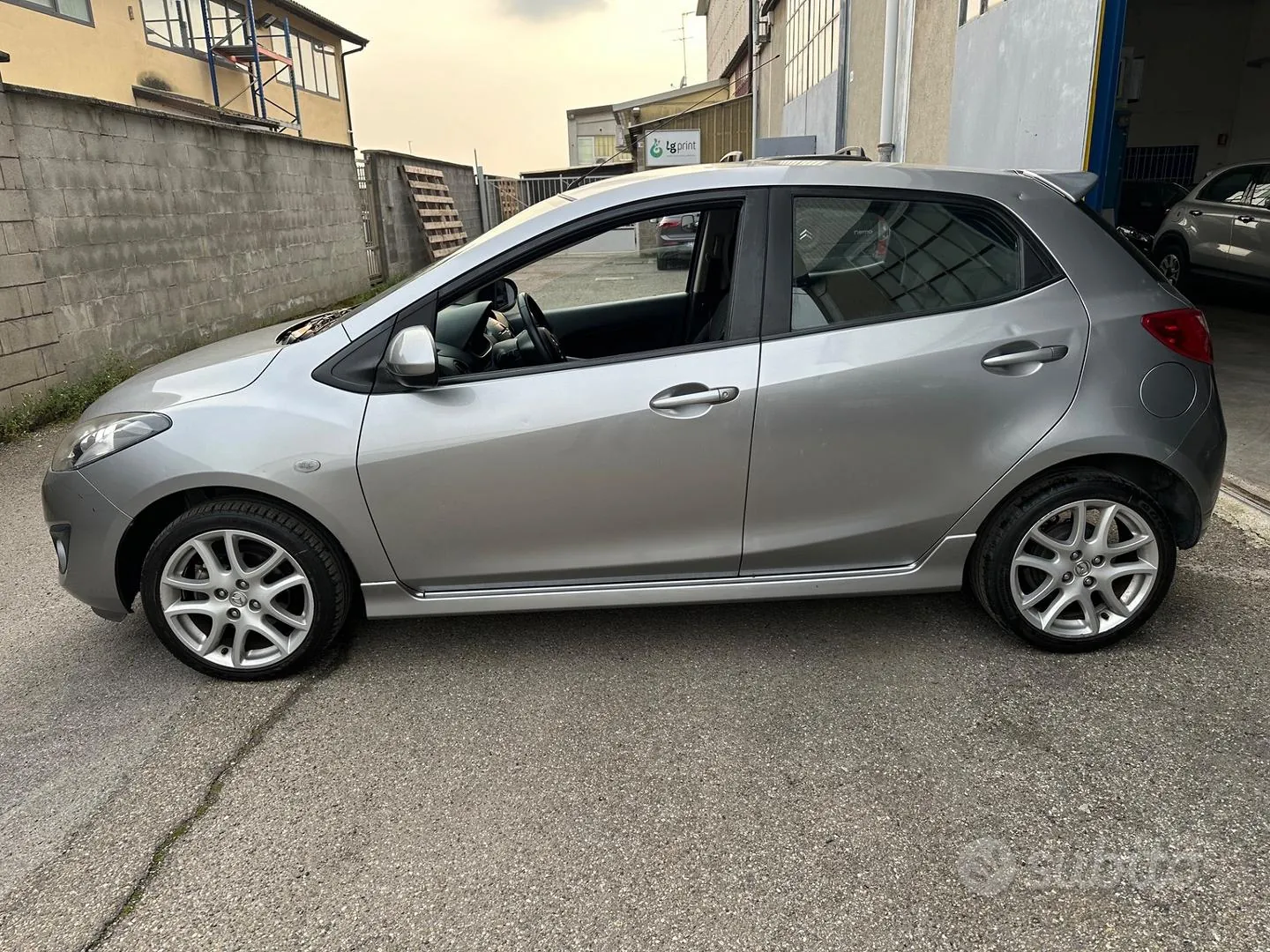 Mazda 2 2011 photo 4