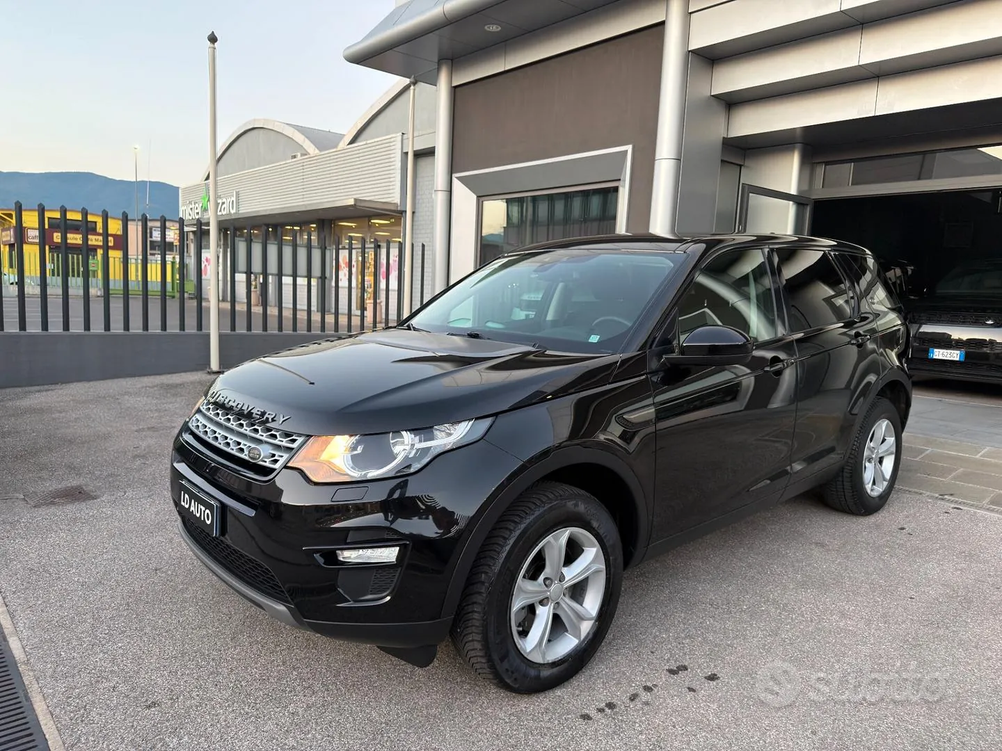 Land Rover Discovery Sport 2016 photo 3