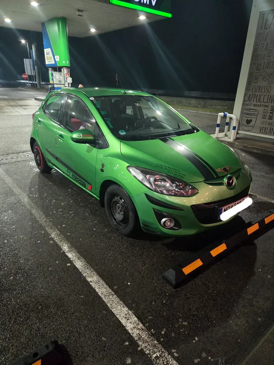 Mazda Mazda2 2011 photo 2