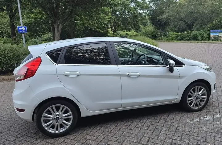 Ford Fiesta 2014 photo 3