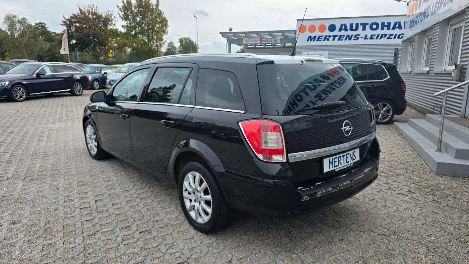 Opel Astra 2010 photo 2