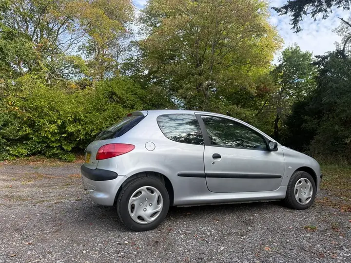 Peugeot 206 2003 photo 2