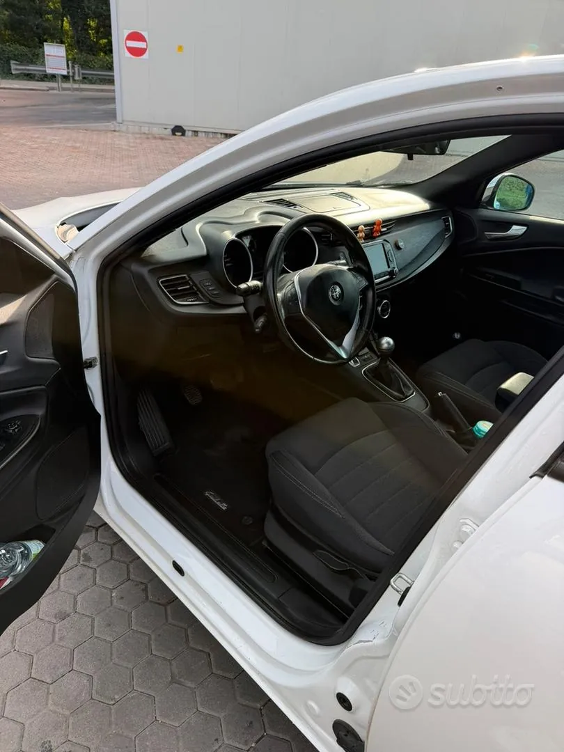 Alfa Romeo Giulietta 2016 photo 3