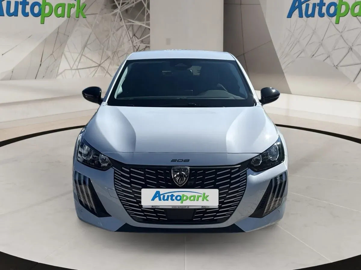 Peugeot 208 photo 2