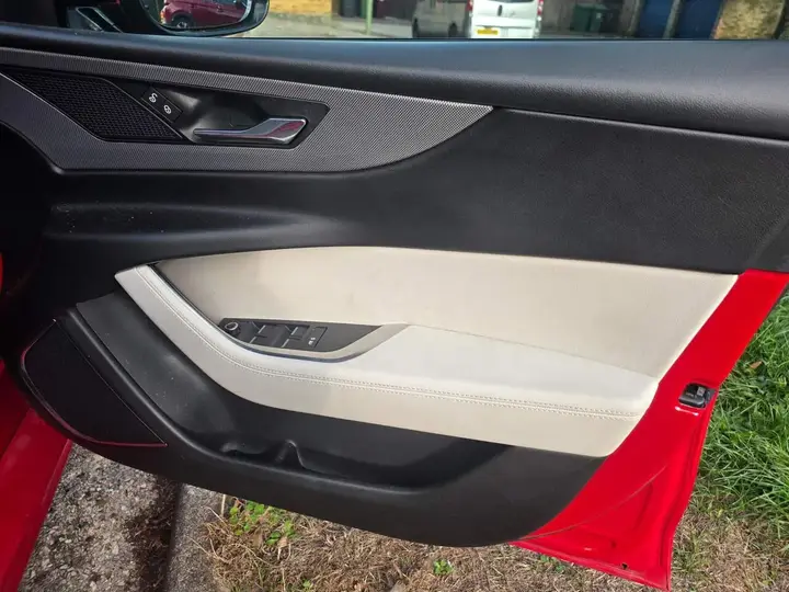 Jaguar Xe 2019 photo 5