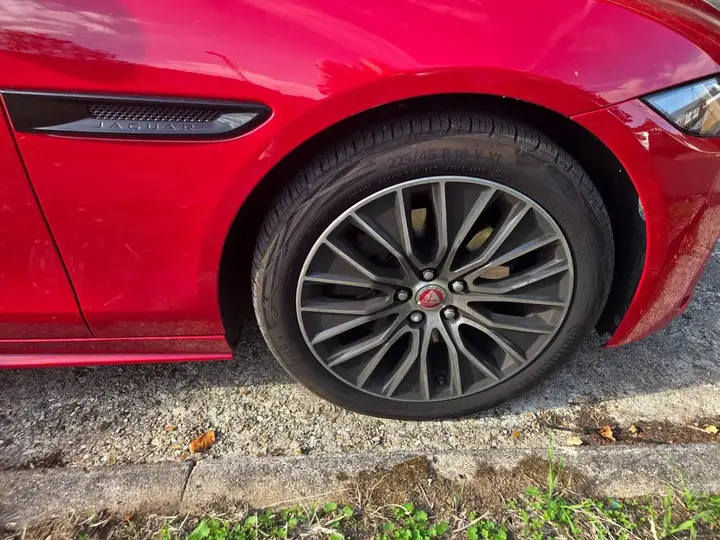 Jaguar Xe 2019 photo 4