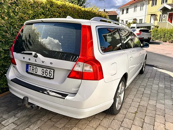 Volvo V70 2010 photo 2