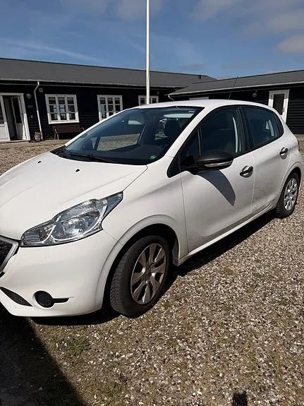 Peugeot 208 2014 photo 2