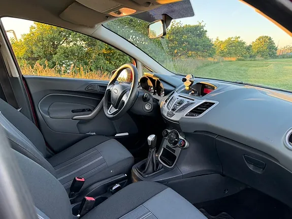 Ford Fiesta 2010 photo 3