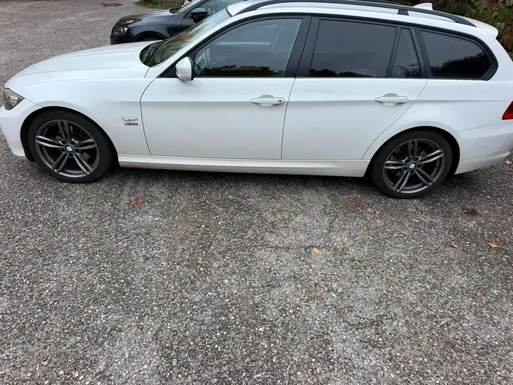 BMW 320D 2009 photo 2