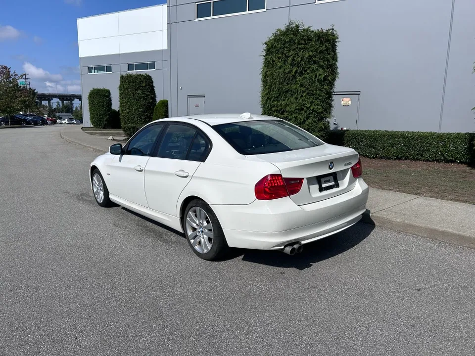 BMW 323I 2011 photo 4