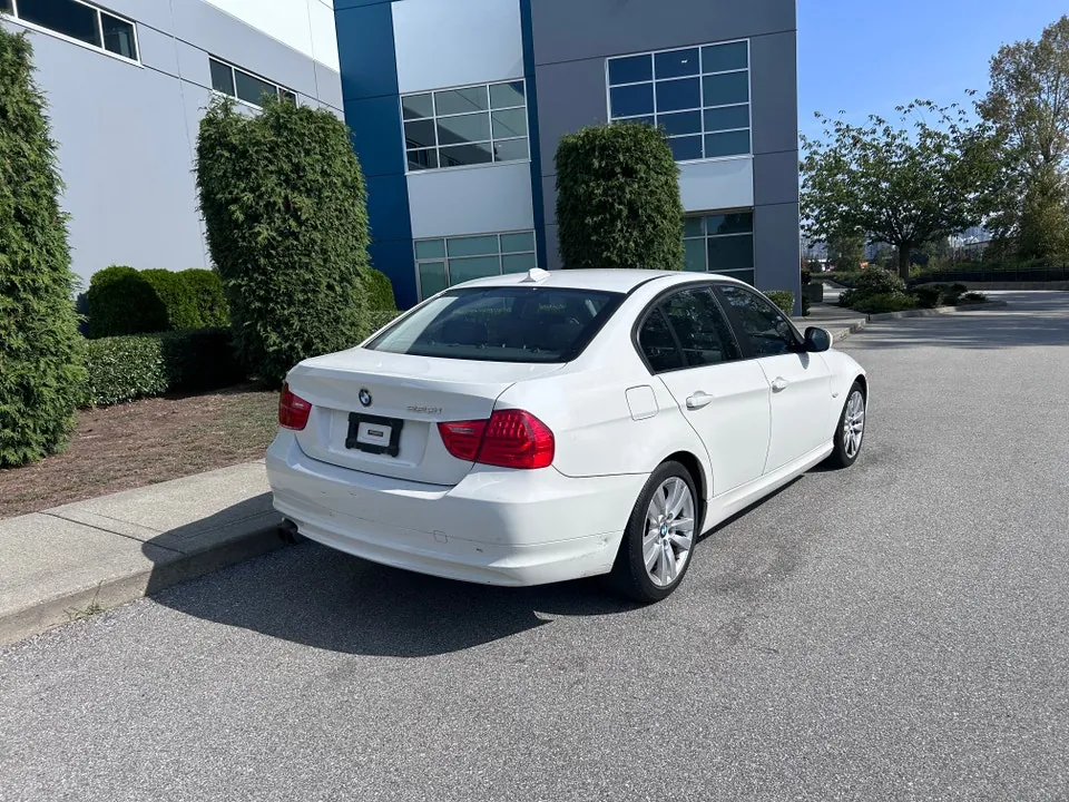 BMW 323I 2011 photo 3