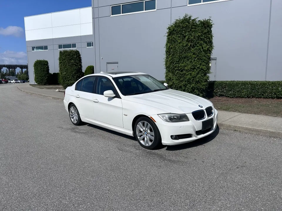 BMW 323I 2011 photo 2
