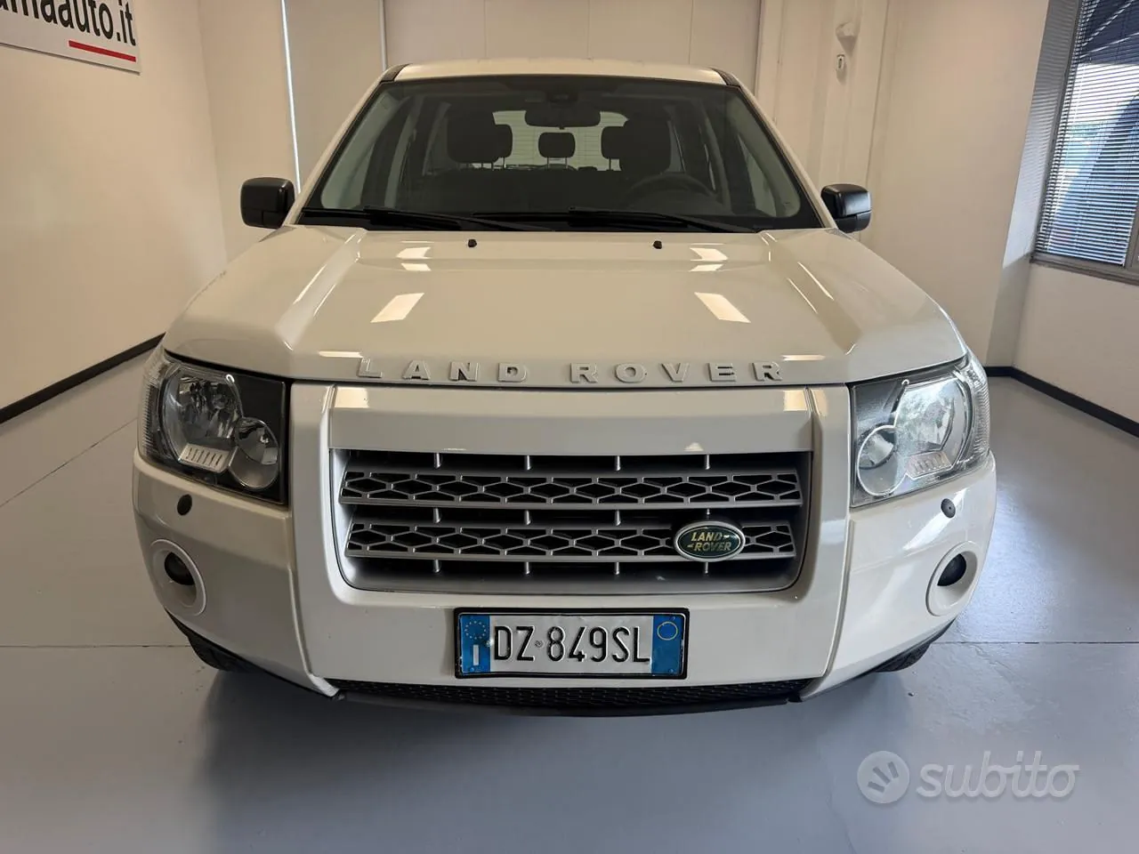 Land Rover Freelander 2010 photo 2