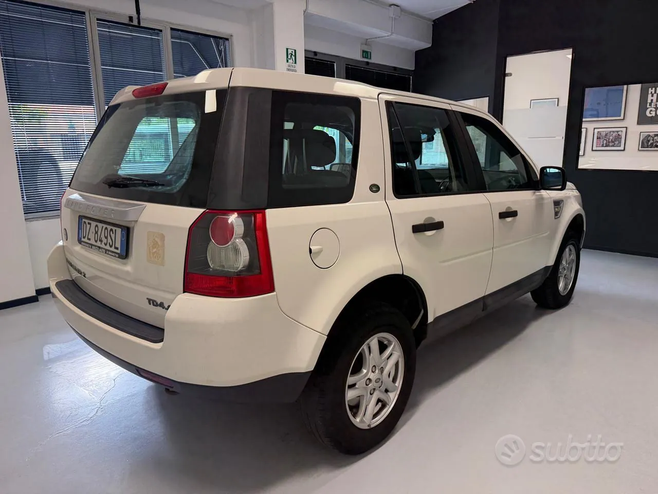 Land Rover Freelander 2010 photo 4