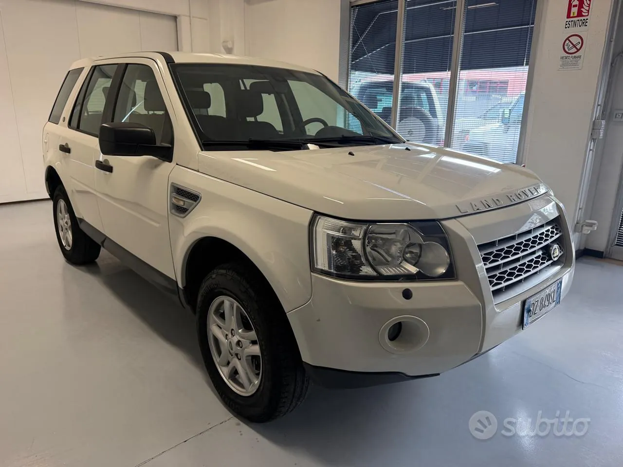 Land Rover Freelander 2010 photo 3