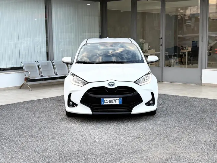 Toyota Yaris 2023 photo 2