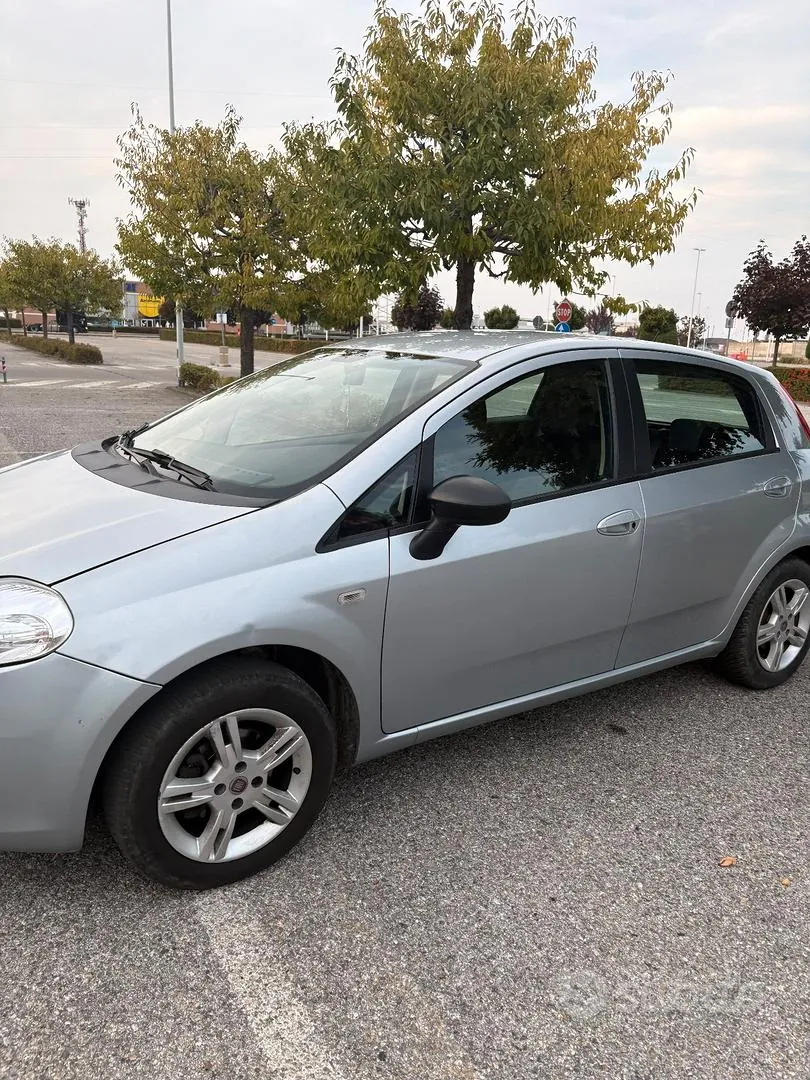 Fiat Grande Punto 2009 photo 2