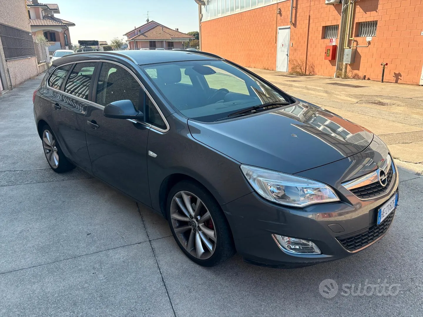Opel Astra 2011 photo 2