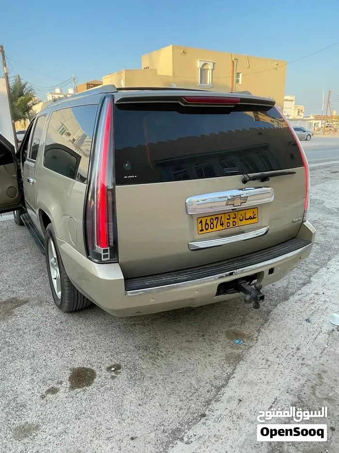 Chevrolet Suburban 2011 photo 2