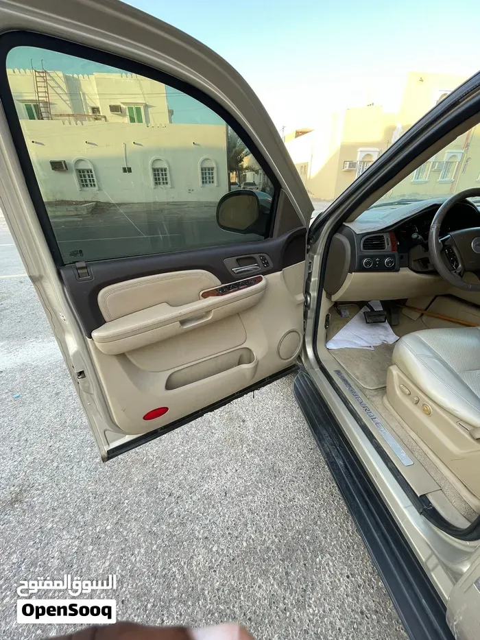 Chevrolet Suburban 2011 photo 4