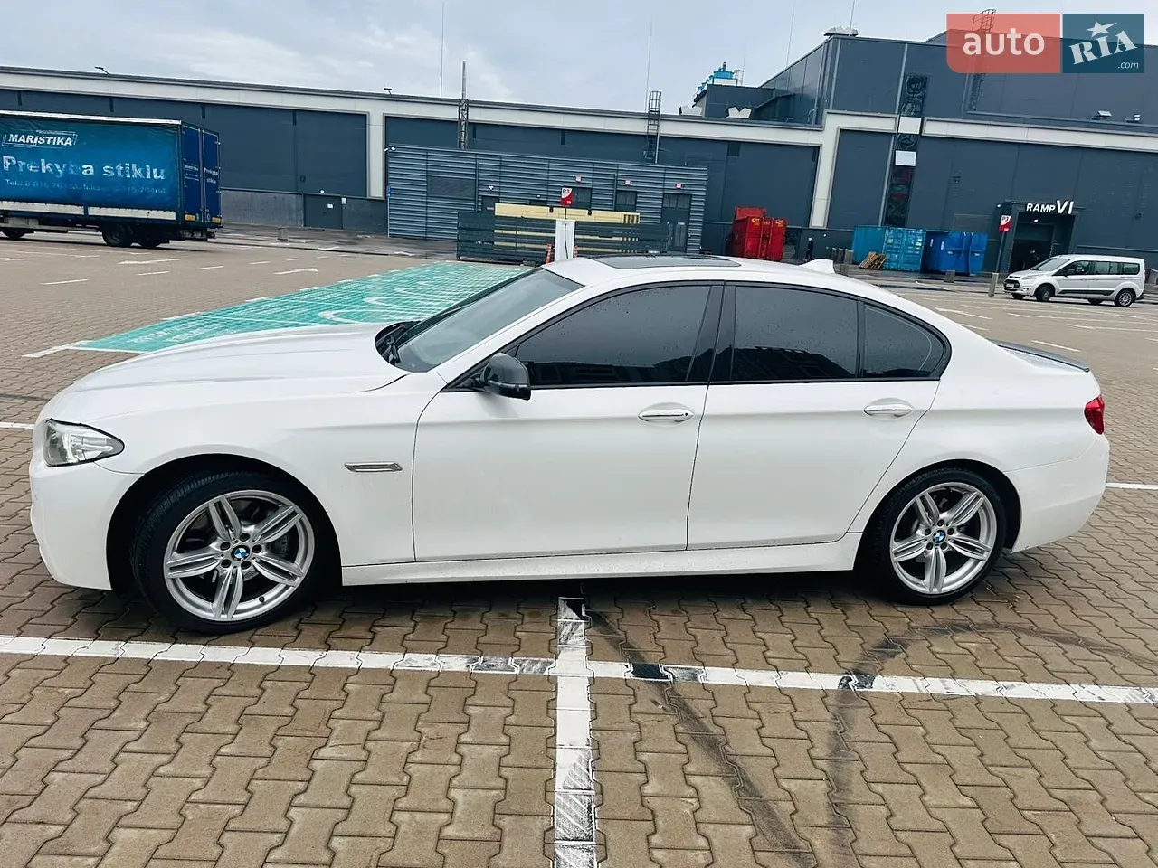 BMW 5 Series 2015 photo 2