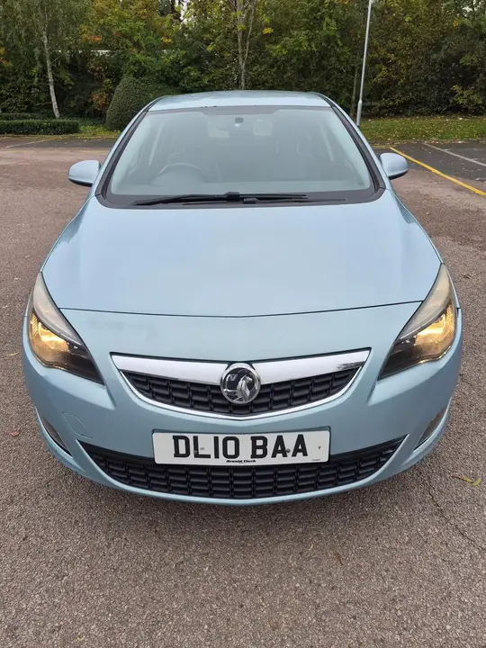 Vauxhall Astra 2010 photo 2