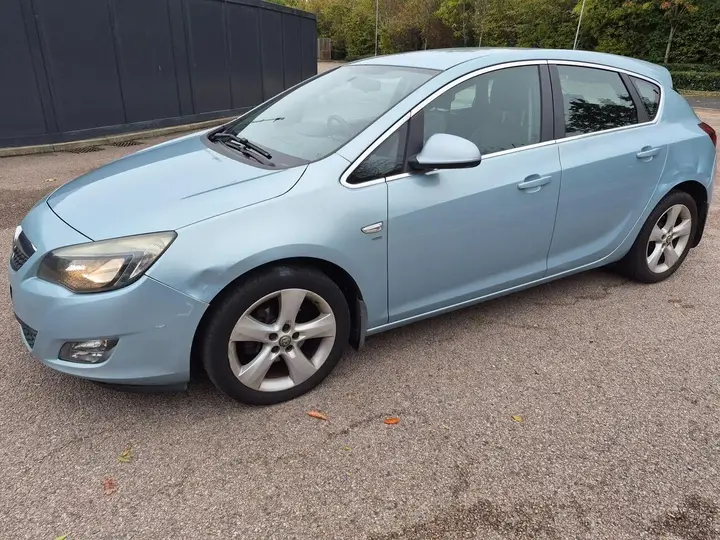 Vauxhall Astra 2010 photo 3