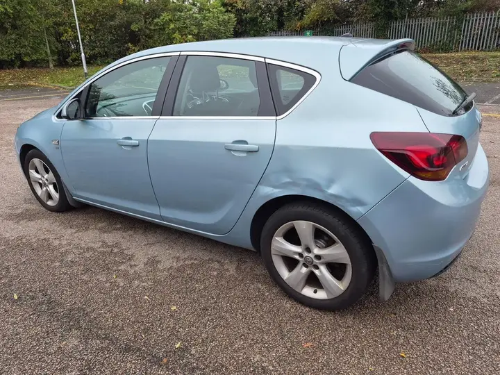 Vauxhall Astra 2010 photo 4