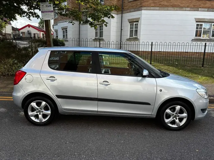 Skoda Fabia 2011 photo 2