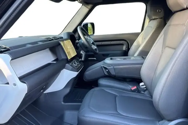 Land Rover Defender photo 3