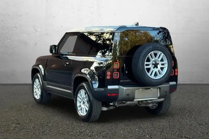Land Rover Defender photo 2