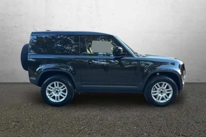 Land Rover Defender photo 5