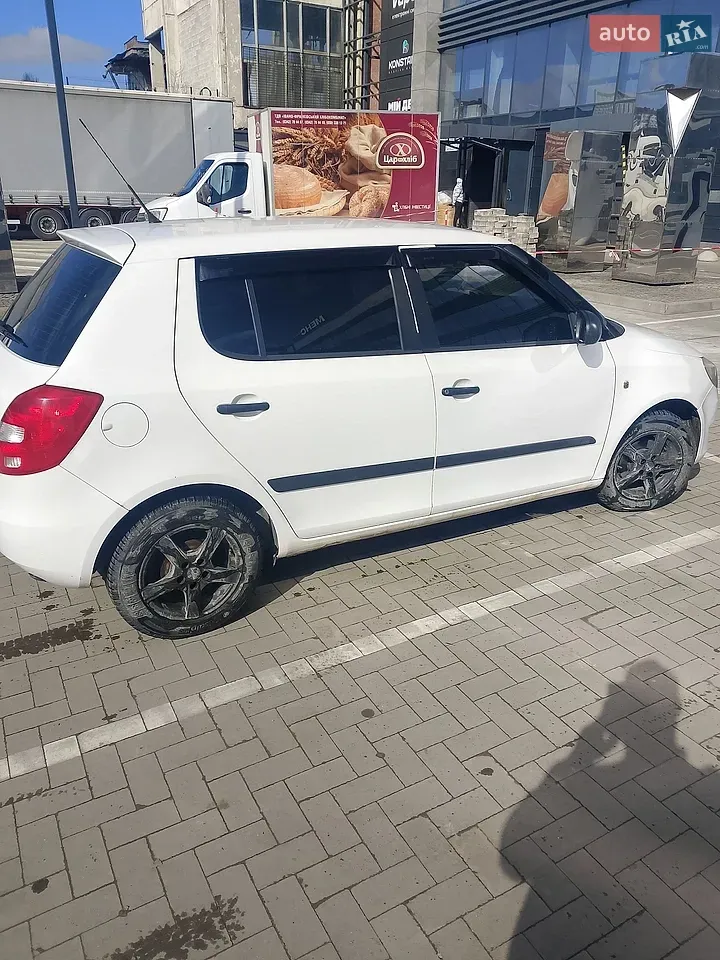 Skoda Fabia 2010 photo 4