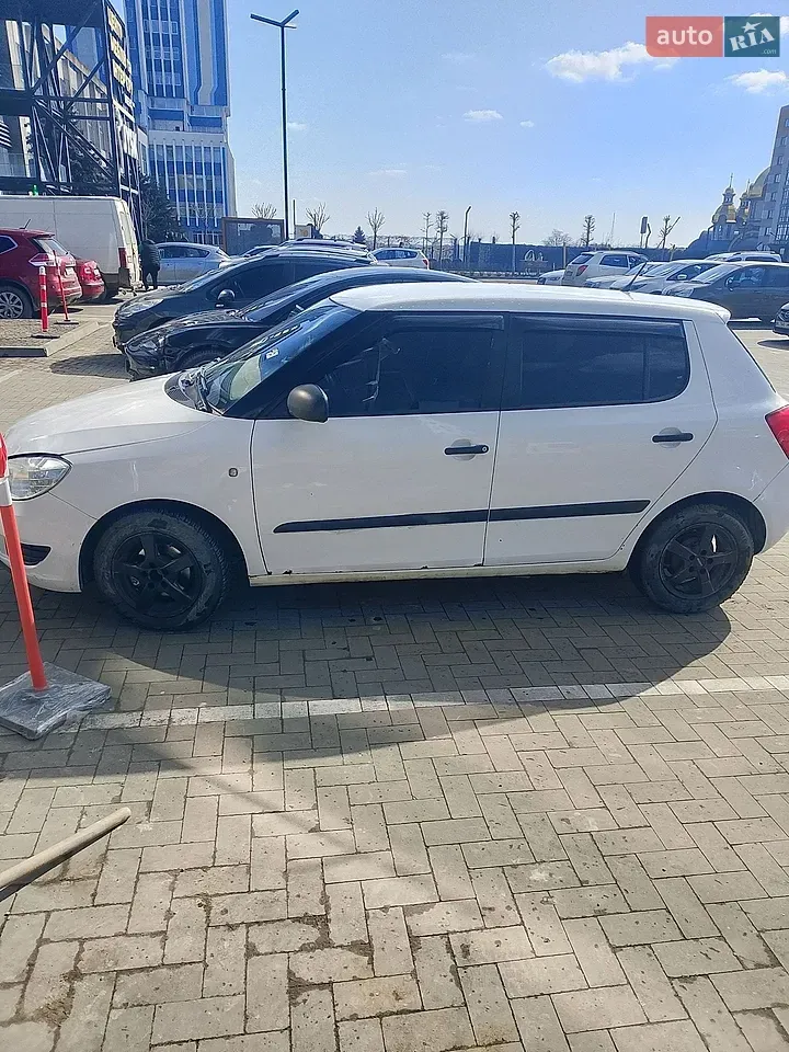 Skoda Fabia 2010 photo 2