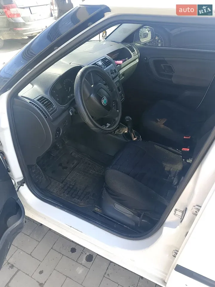 Skoda Fabia 2010 photo 5