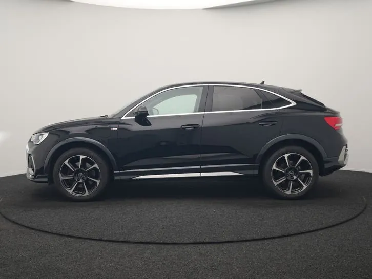Audi Q3 2022 photo 2