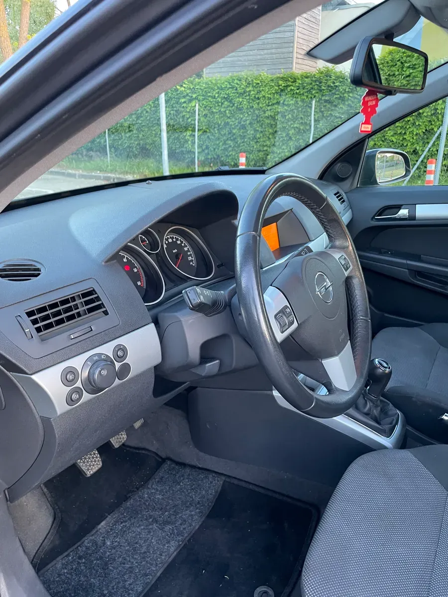 Opel Astra 2009 photo 3