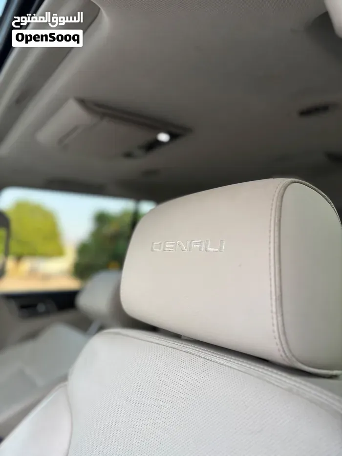 GMC Suburban 2018 photo 3