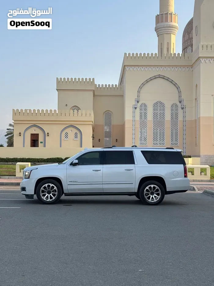 GMC Suburban 2018 photo 2