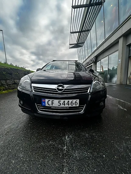 Opel Astra 2010 photo 2