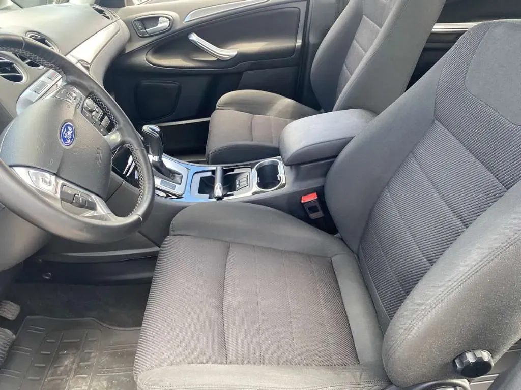 Ford Galaxy 2012 photo 2