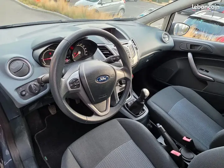 Ford Fiesta 2011 photo 3