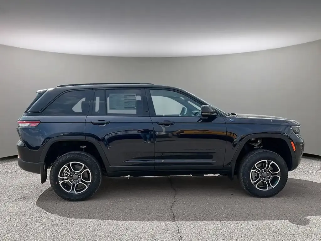 Jeep Grand Cherokee 2023 photo 3