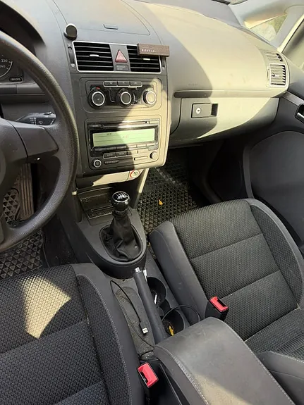 Volkswagen Touran 2011 photo 2