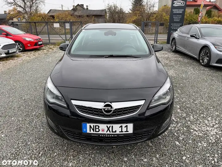 Opel Astra 2011 photo 2