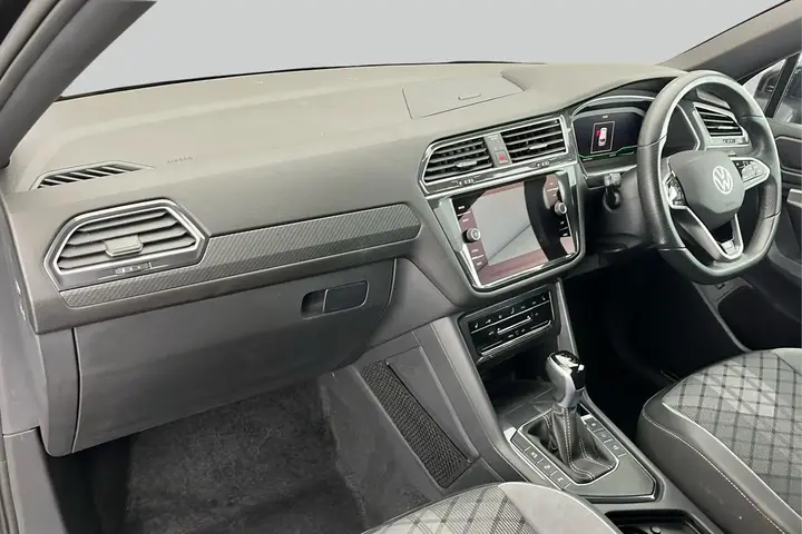 Volkswagen Tiguan Allspace 2024 photo 2