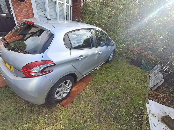 Peugeot 208 2014 photo 4